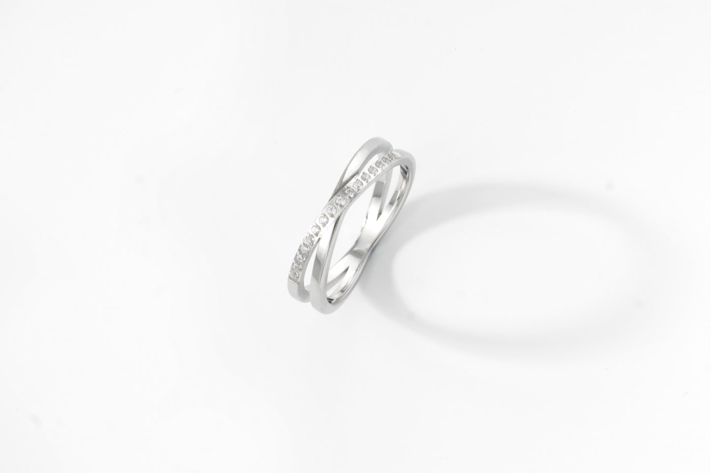 Crossing Wave Ring in 925 sterling silver, flat lay detail