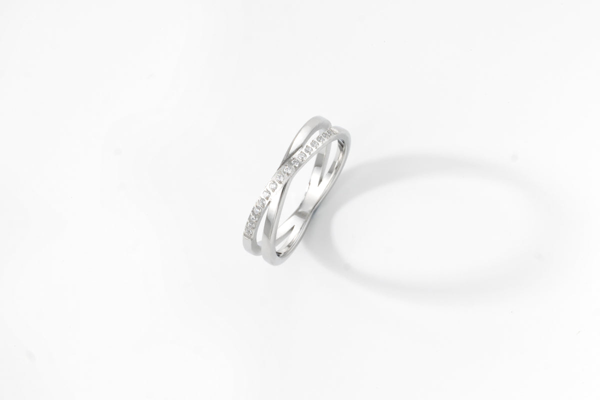 Crossing Wave Ring in 925 sterling silver, flat lay detail
