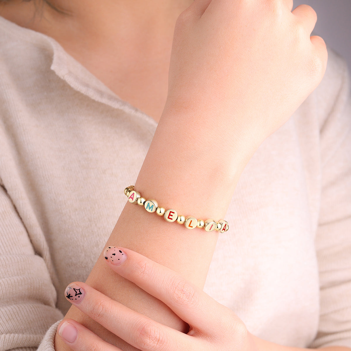Personalisierbares Regenbogen-Buchstaben-Goldplättchen-Perlenarmband