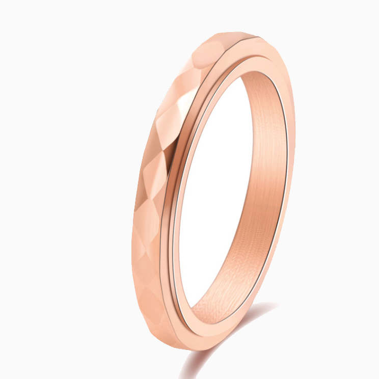 Zierlicher gehämmerter Ring mit Drehfunktion