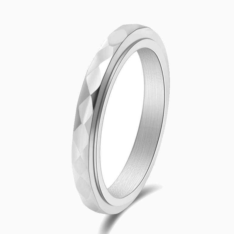 Zierlicher gehämmerter Ring mit Drehfunktion