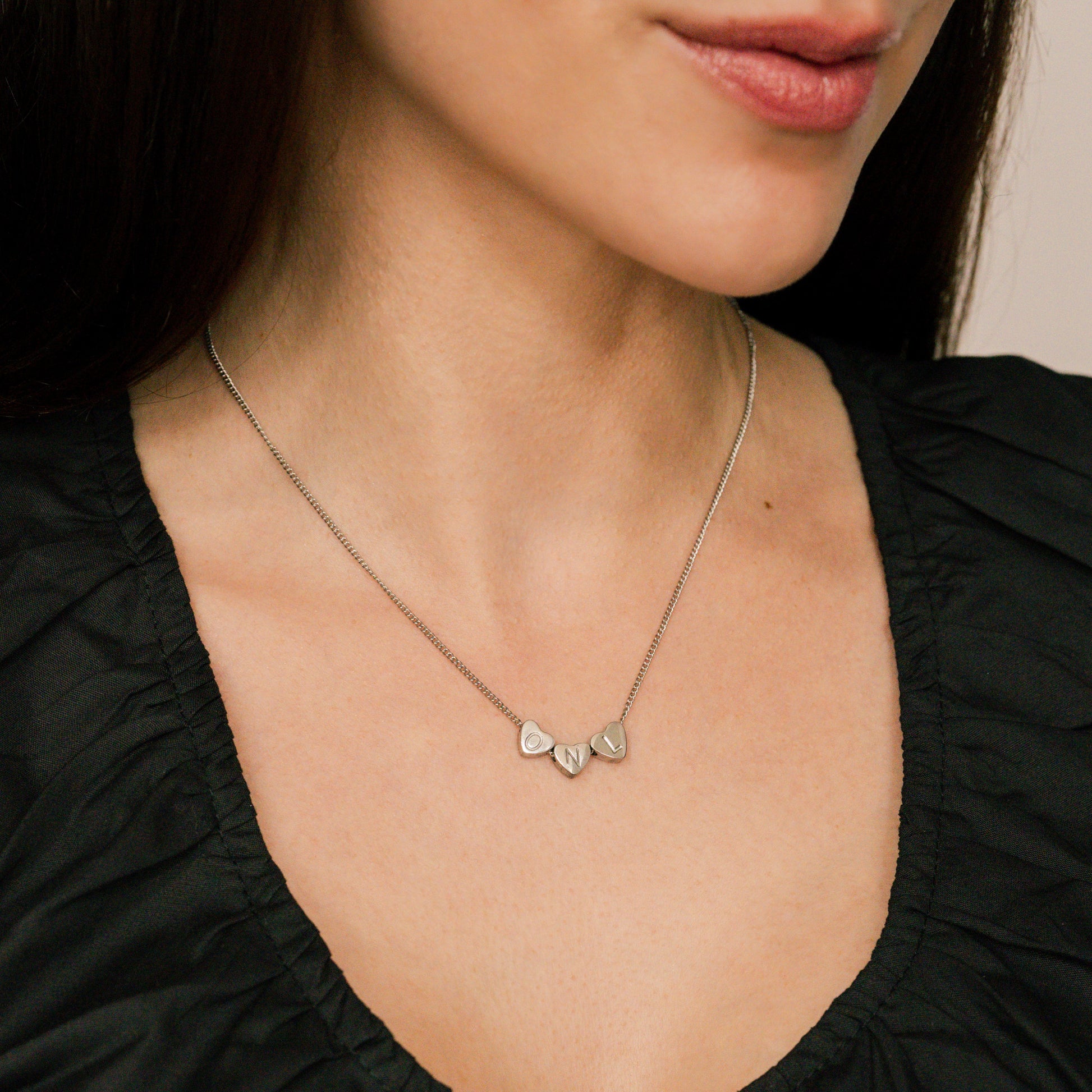 Collana iniziale a cuore impilabile delicata