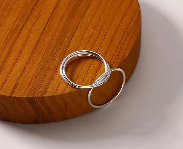 Zierlicher ineinandergreifender Fidget-Ring