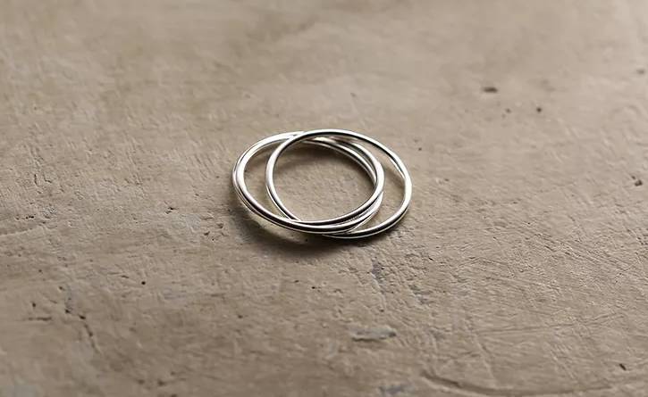Zierlicher ineinandergreifender Fidget-Ring
