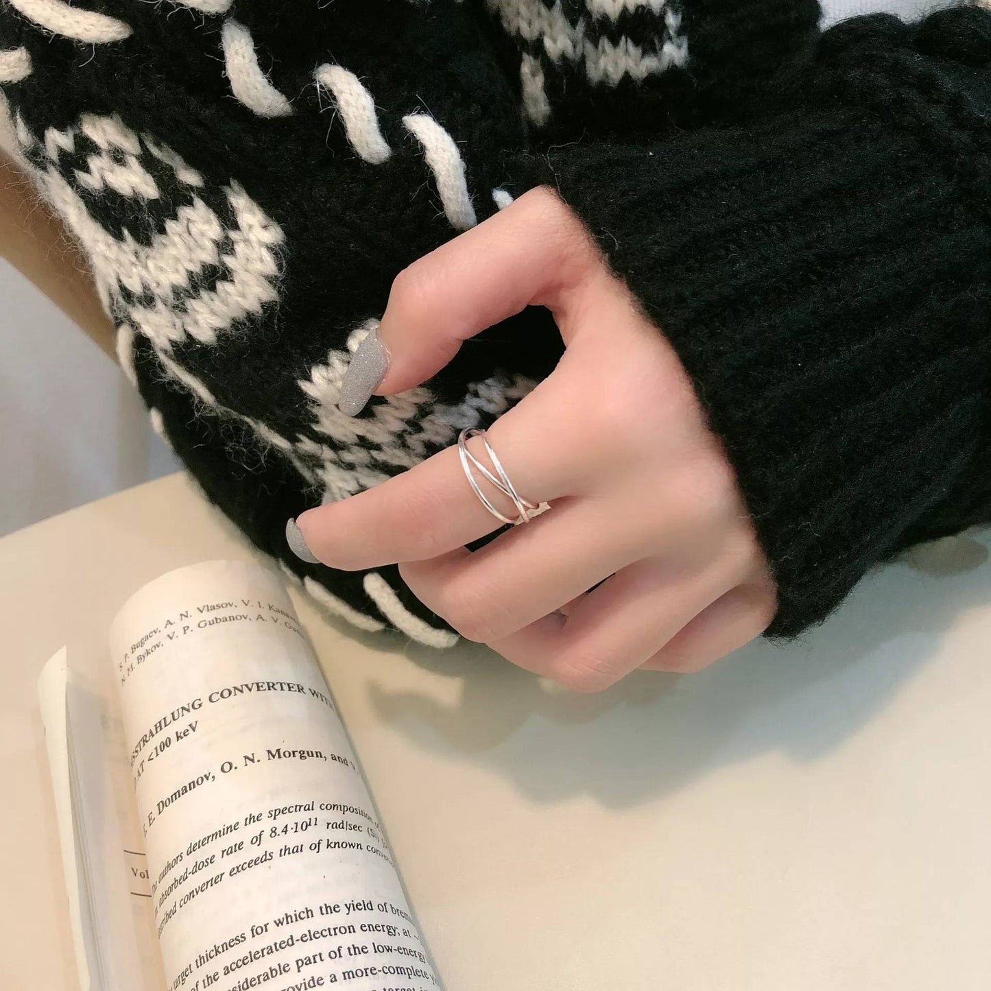 Zierlicher ineinandergreifender Fidget-Ring