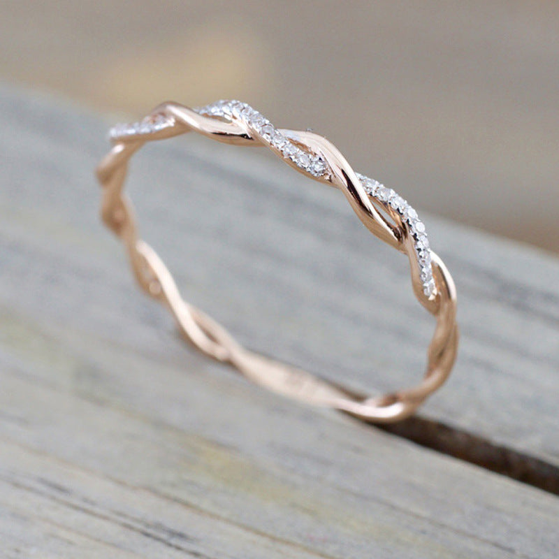 Zierlicher Stapelring mit Pavé-Twist