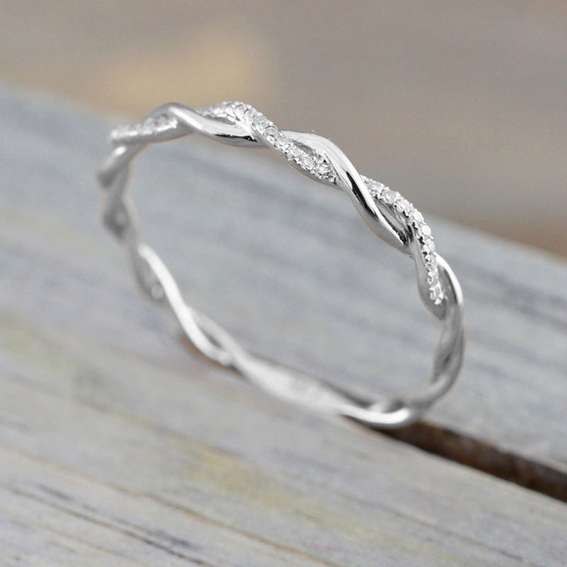 Zierlicher Stapelring mit Pavé-Twist