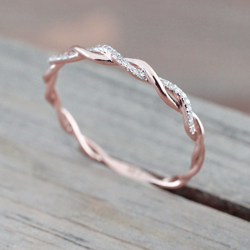 Zierlicher Stapelring mit Pavé-Twist