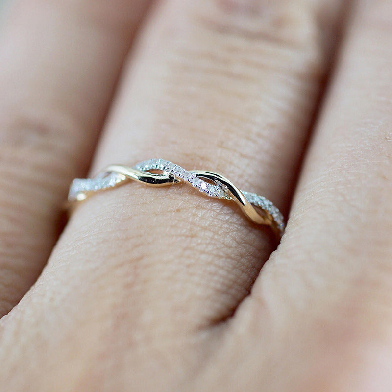 Zierlicher Stapelring mit Pavé-Twist