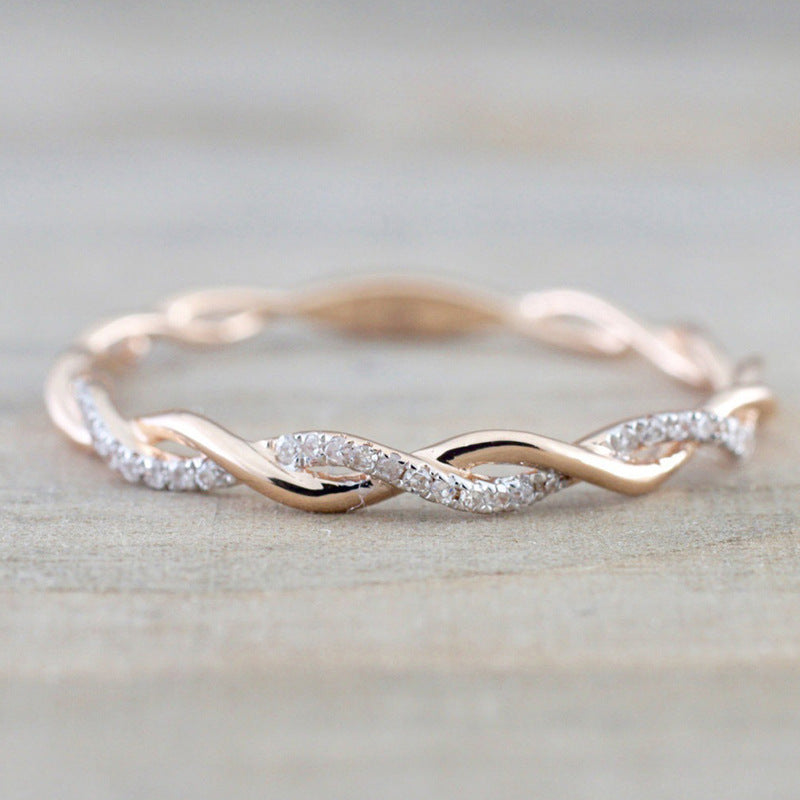 Zierlicher Stapelring mit Pavé-Twist