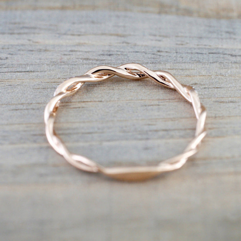 Zierlicher Stapelring mit Pavé-Twist