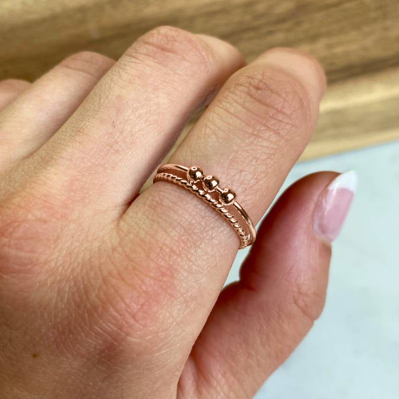 Zierlicher stapelbarer Perlen-Fidget-Ring-Set