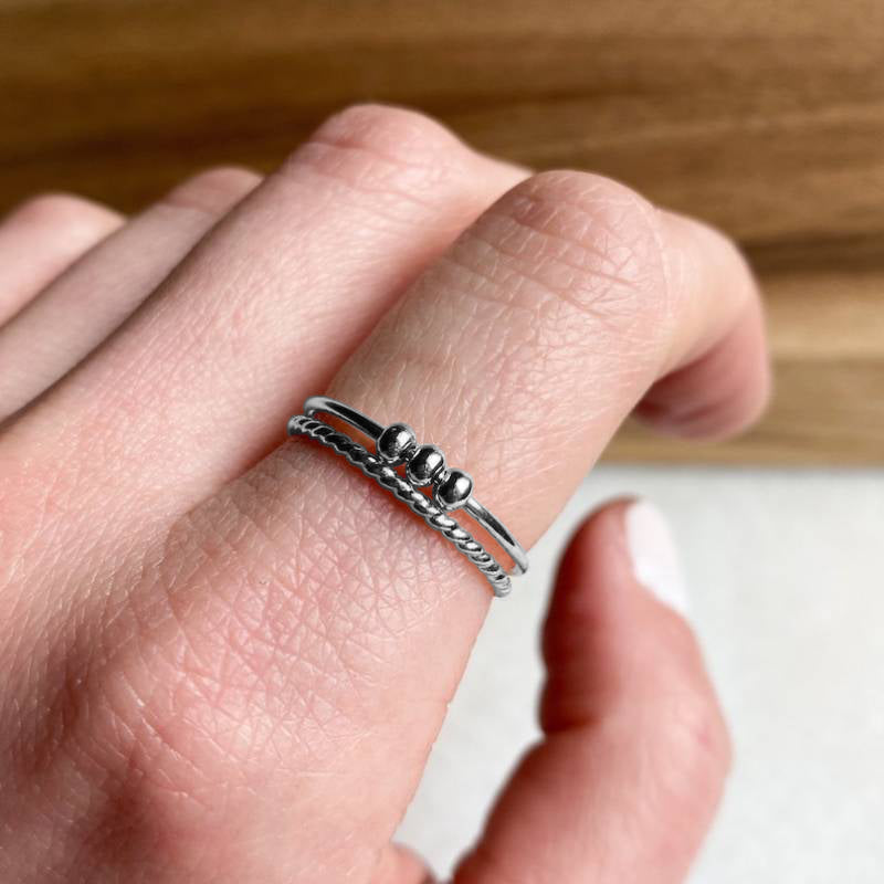 Zierlicher stapelbarer Perlen-Fidget-Ring-Set