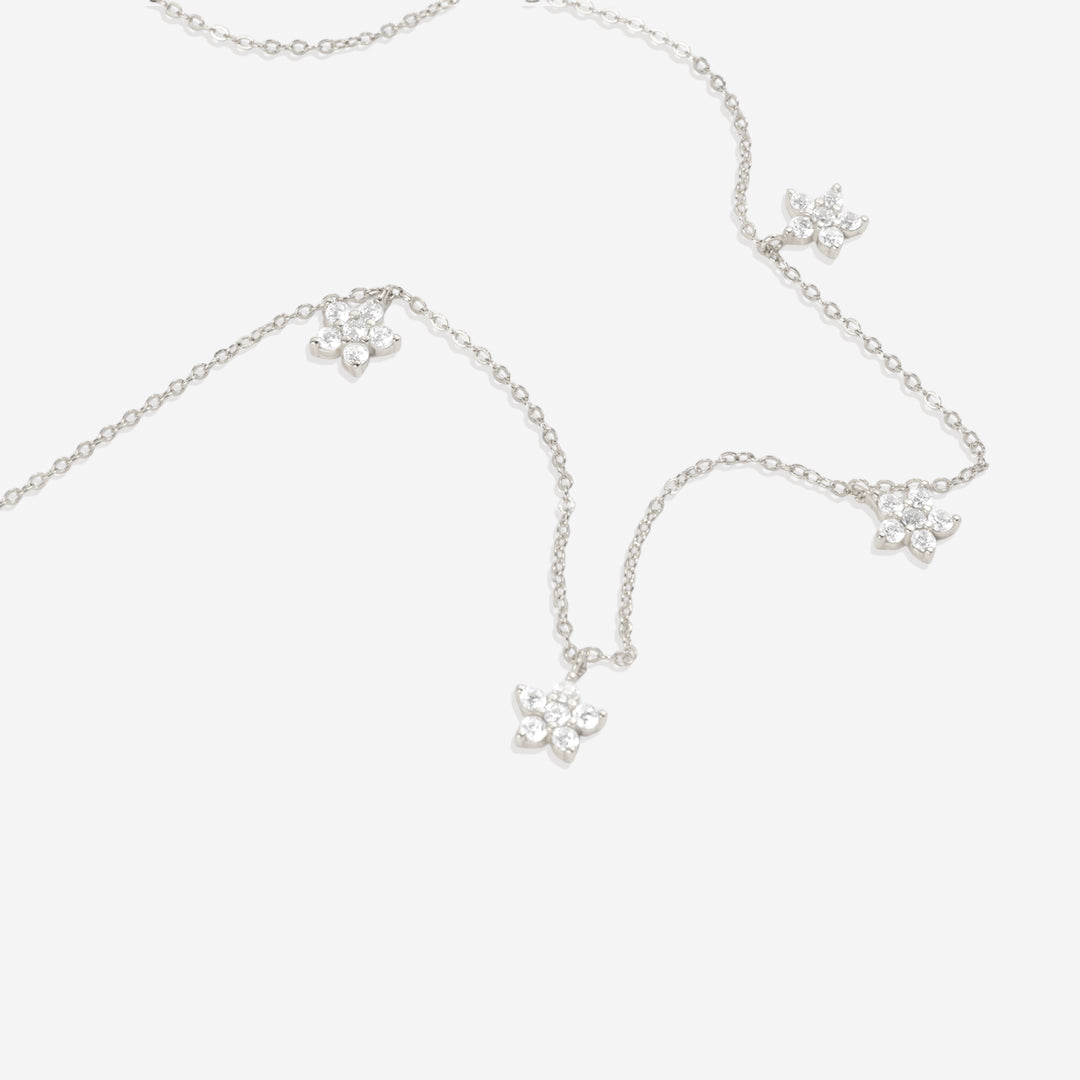 Collana con fiore di diamanti