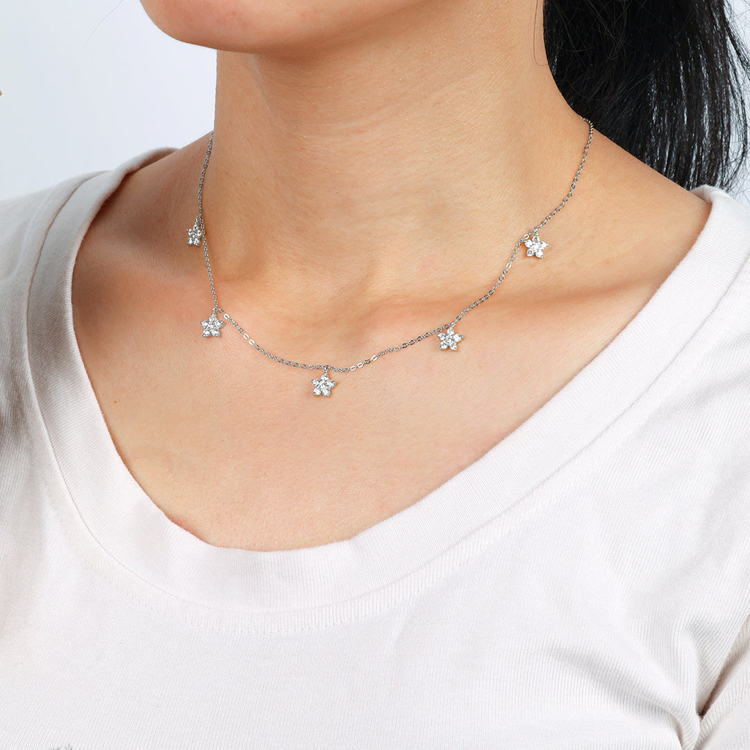 Collana con fiore di diamanti