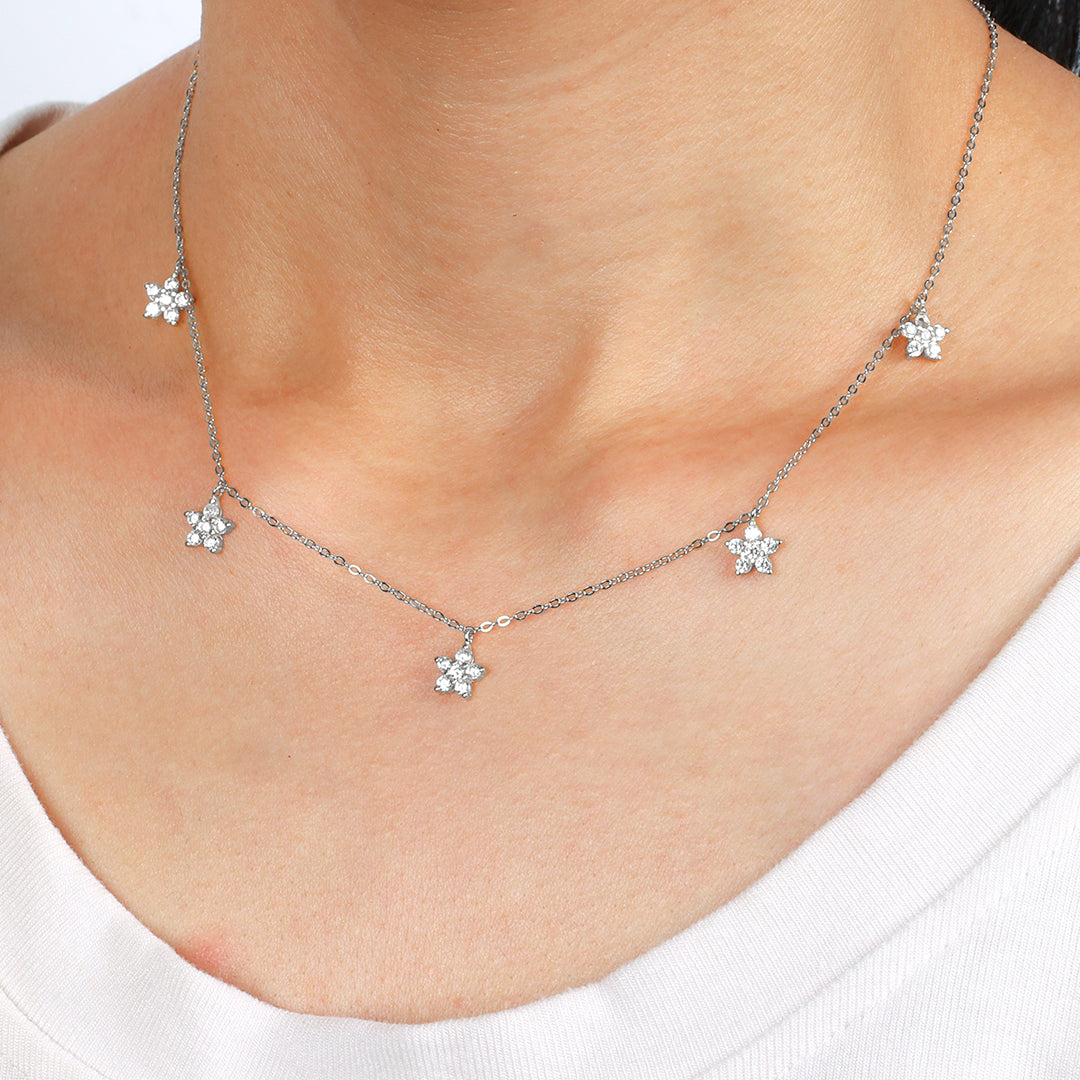 Collana con fiore di diamanti