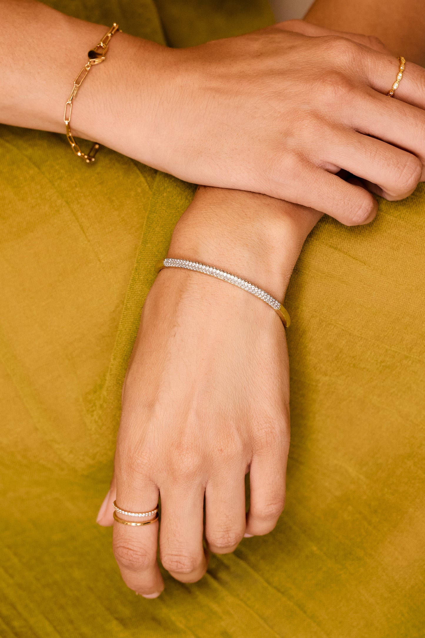Bracciale a fascia bombato e pavé