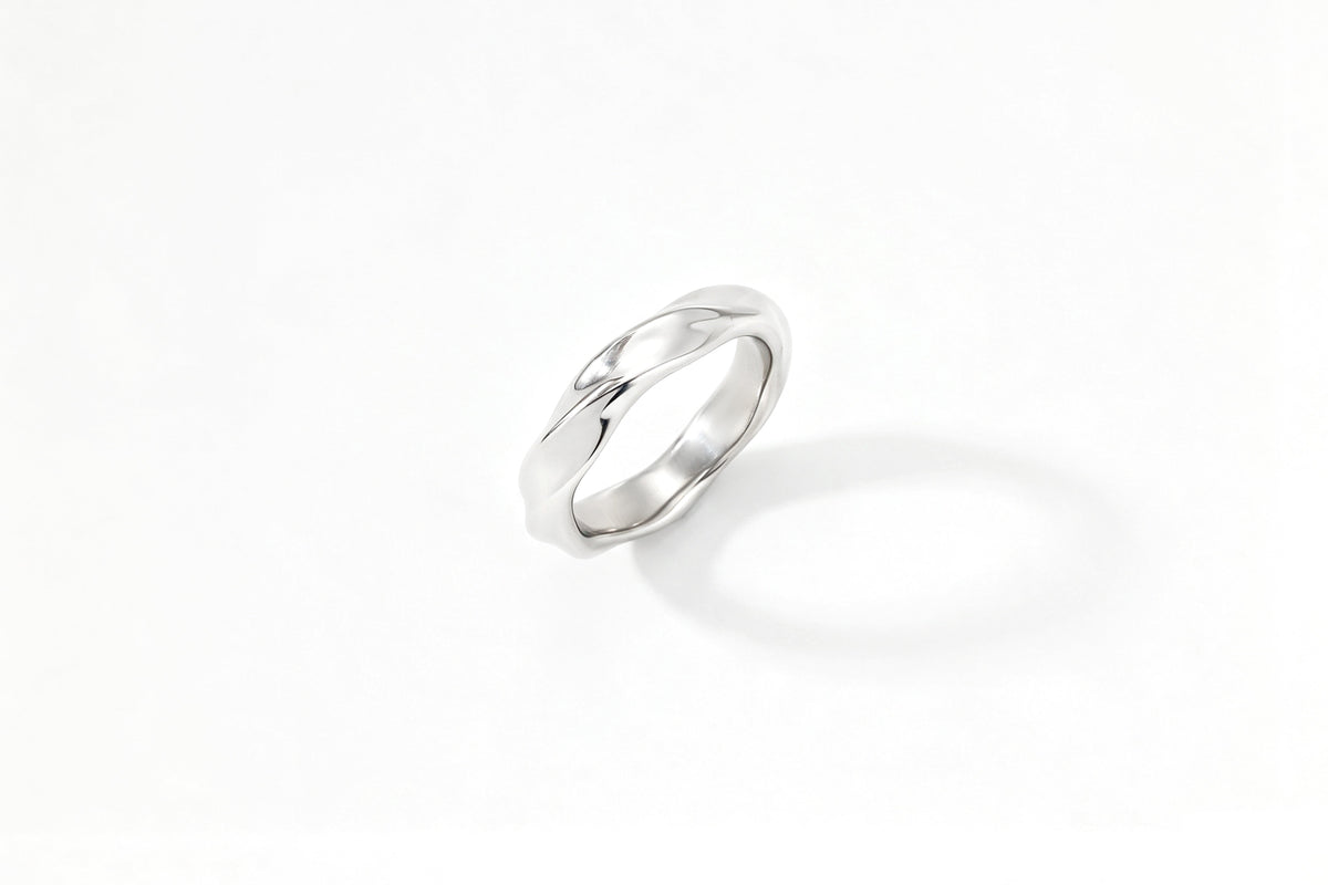 Dune Ring in 925 sterling silver, flat lay detail