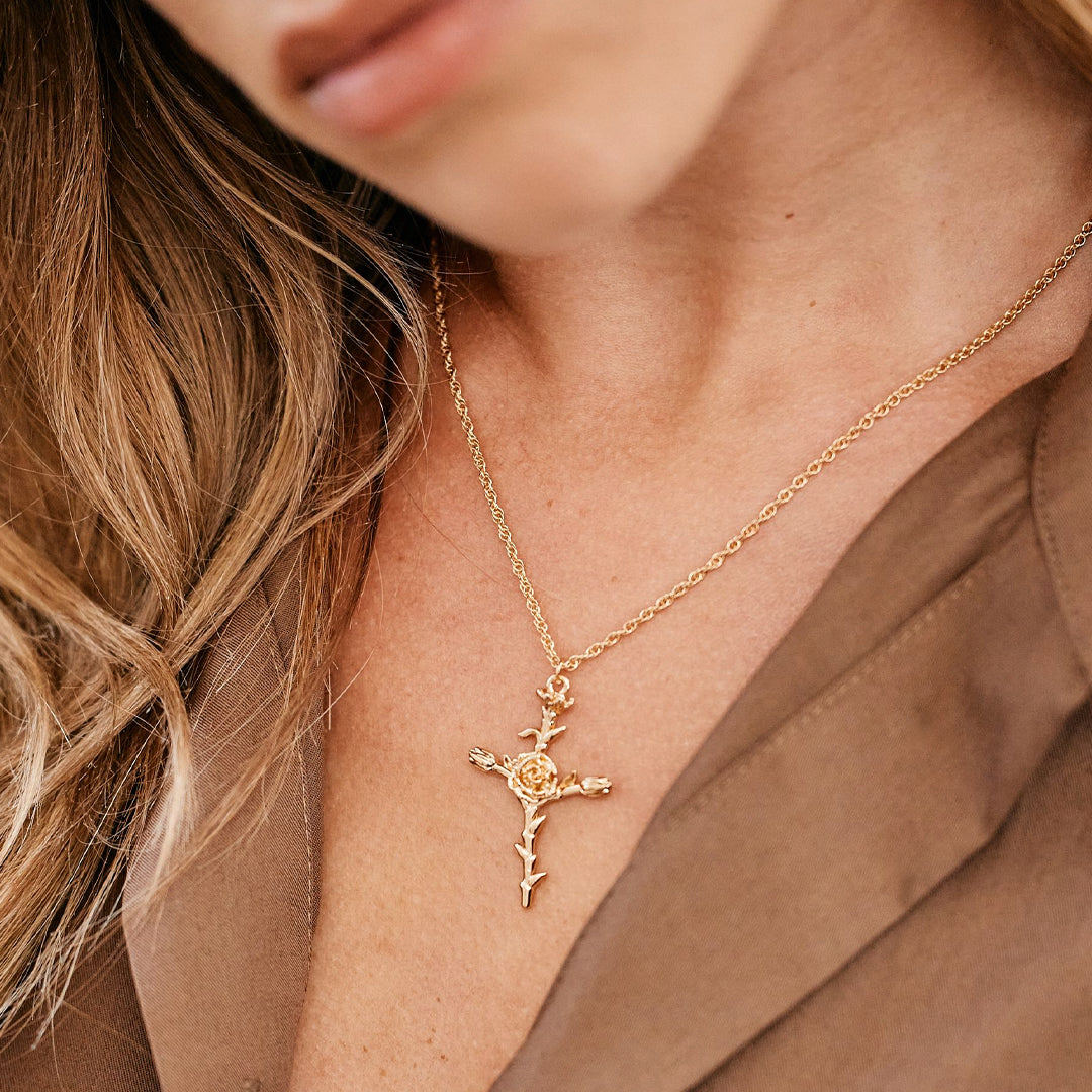 Collana con Pendente Croce Floreale