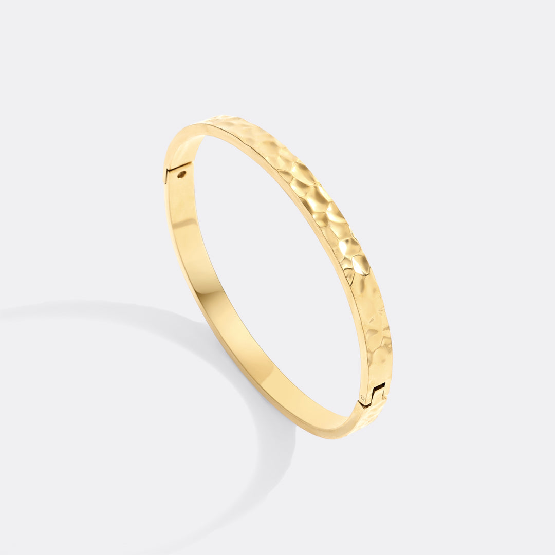 Gehämmerte Goldmanschette