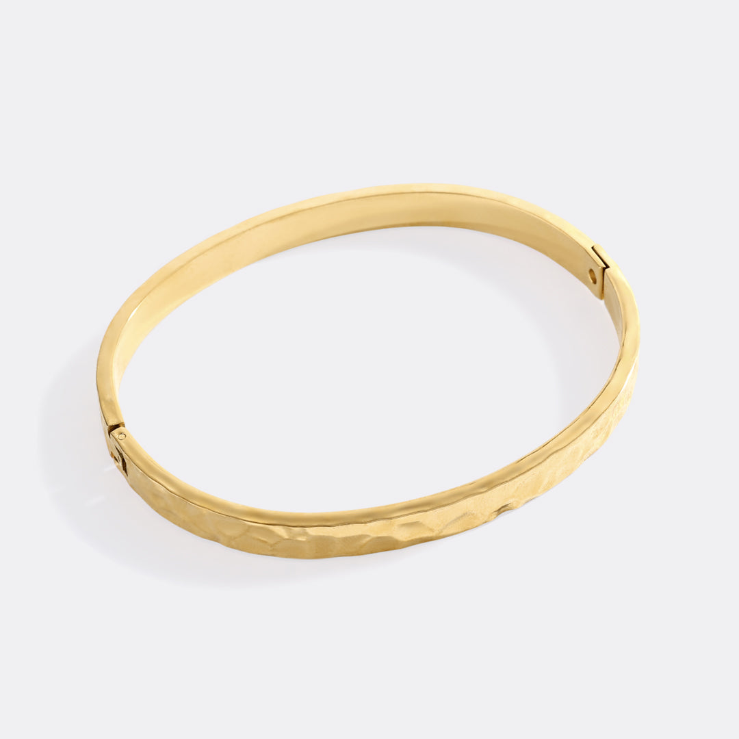 Gehämmerte Goldmanschette