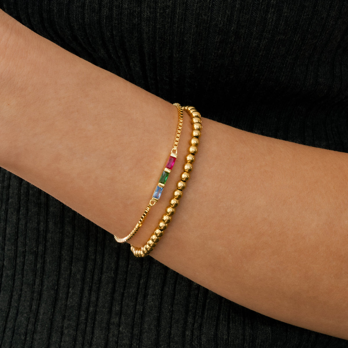 Zierliches Baguette-Geburtssteinarmband und Perlen-Stapelarmband-Set