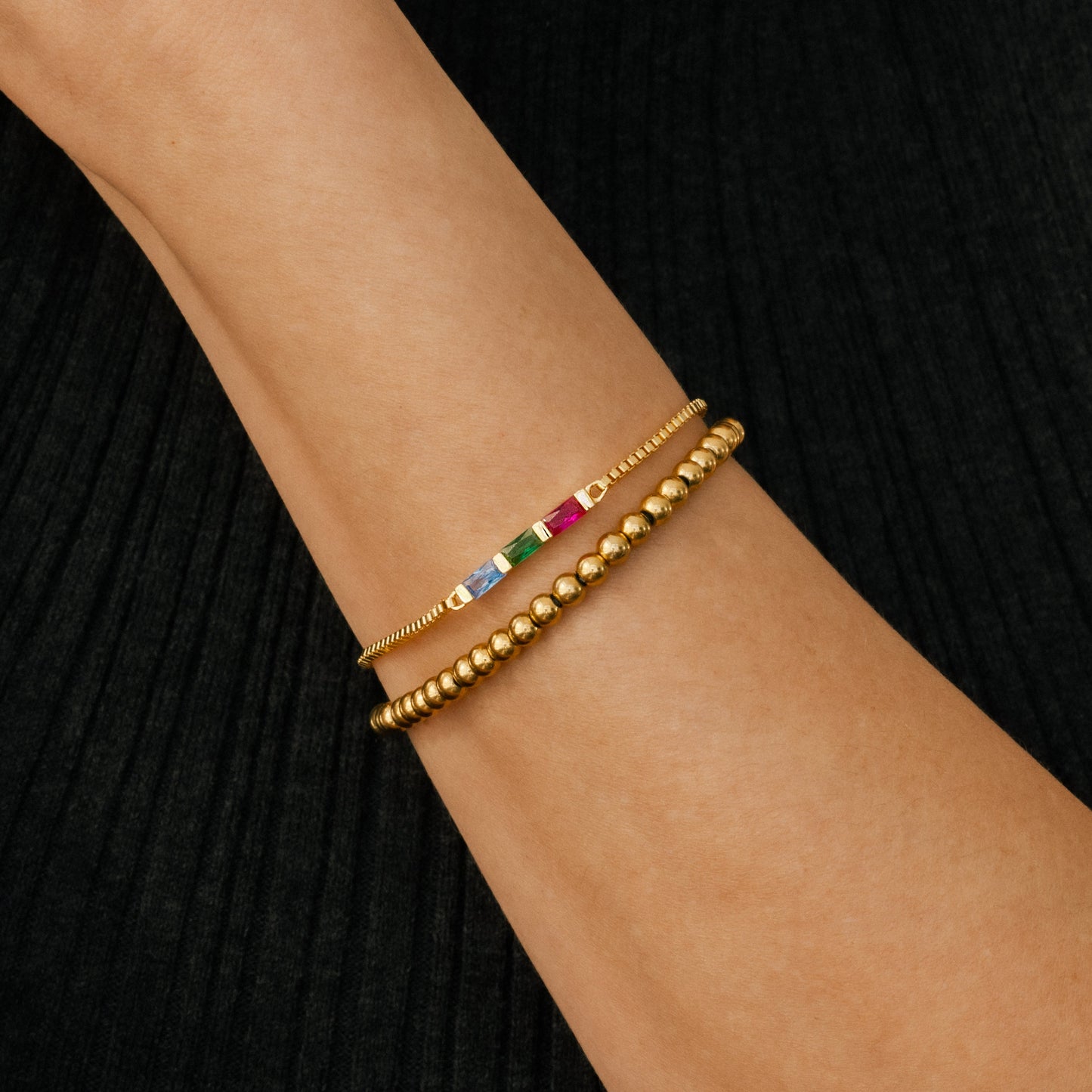 Zierliches Baguette-Geburtssteinarmband und Perlen-Stapelarmband-Set