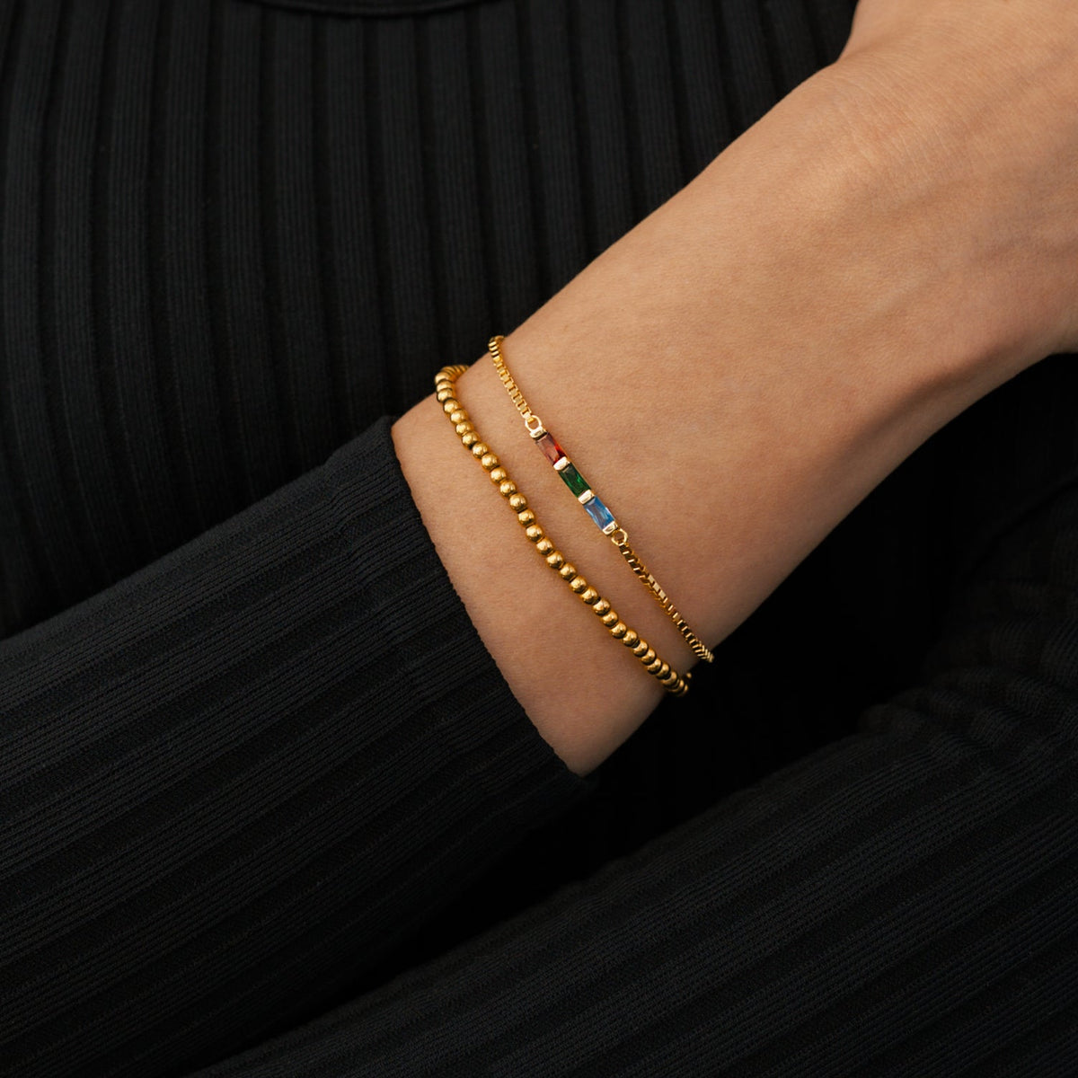 Zierliches Baguette-Geburtssteinarmband und Perlen-Stapelarmband-Set