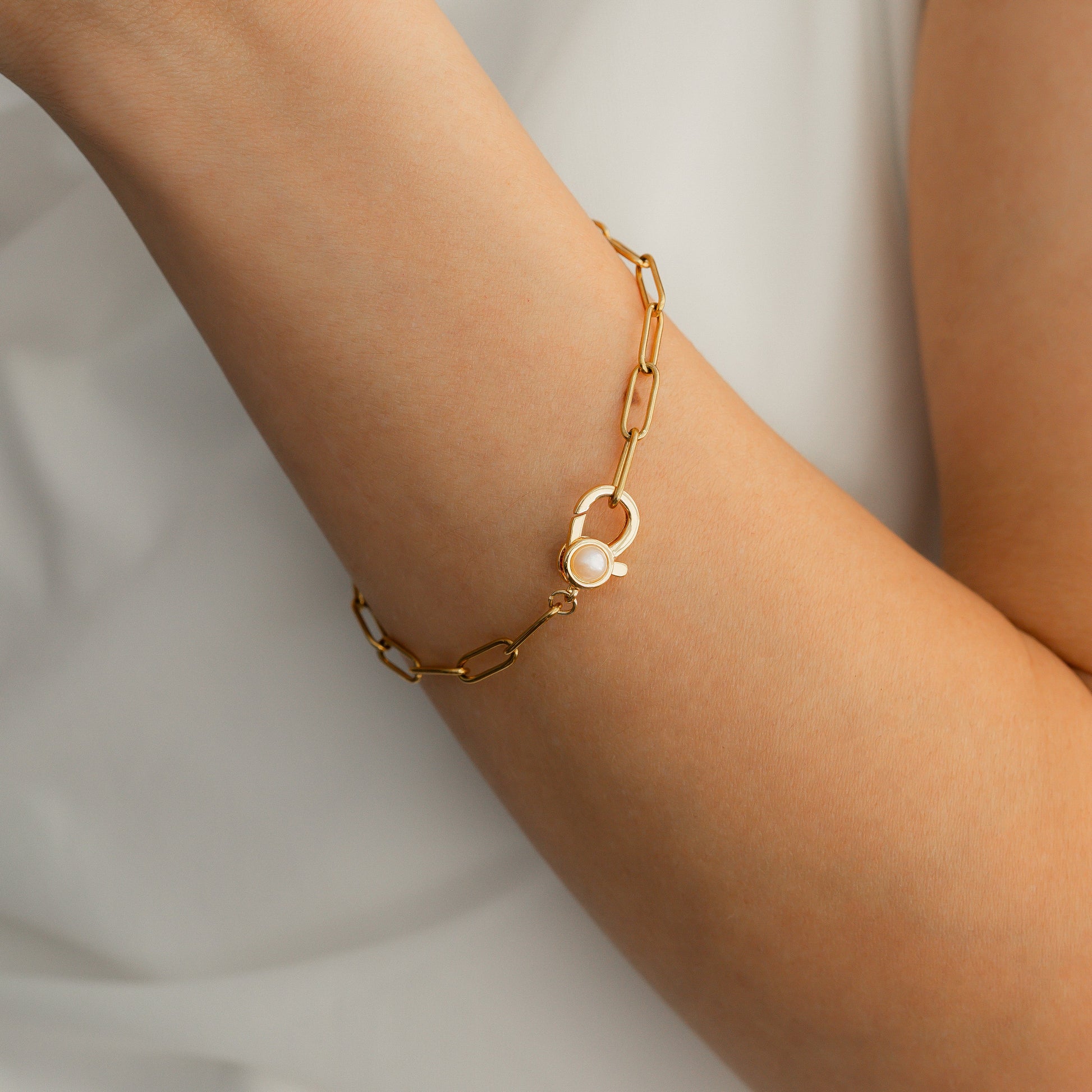 Bracciale paperclip con accento di perla