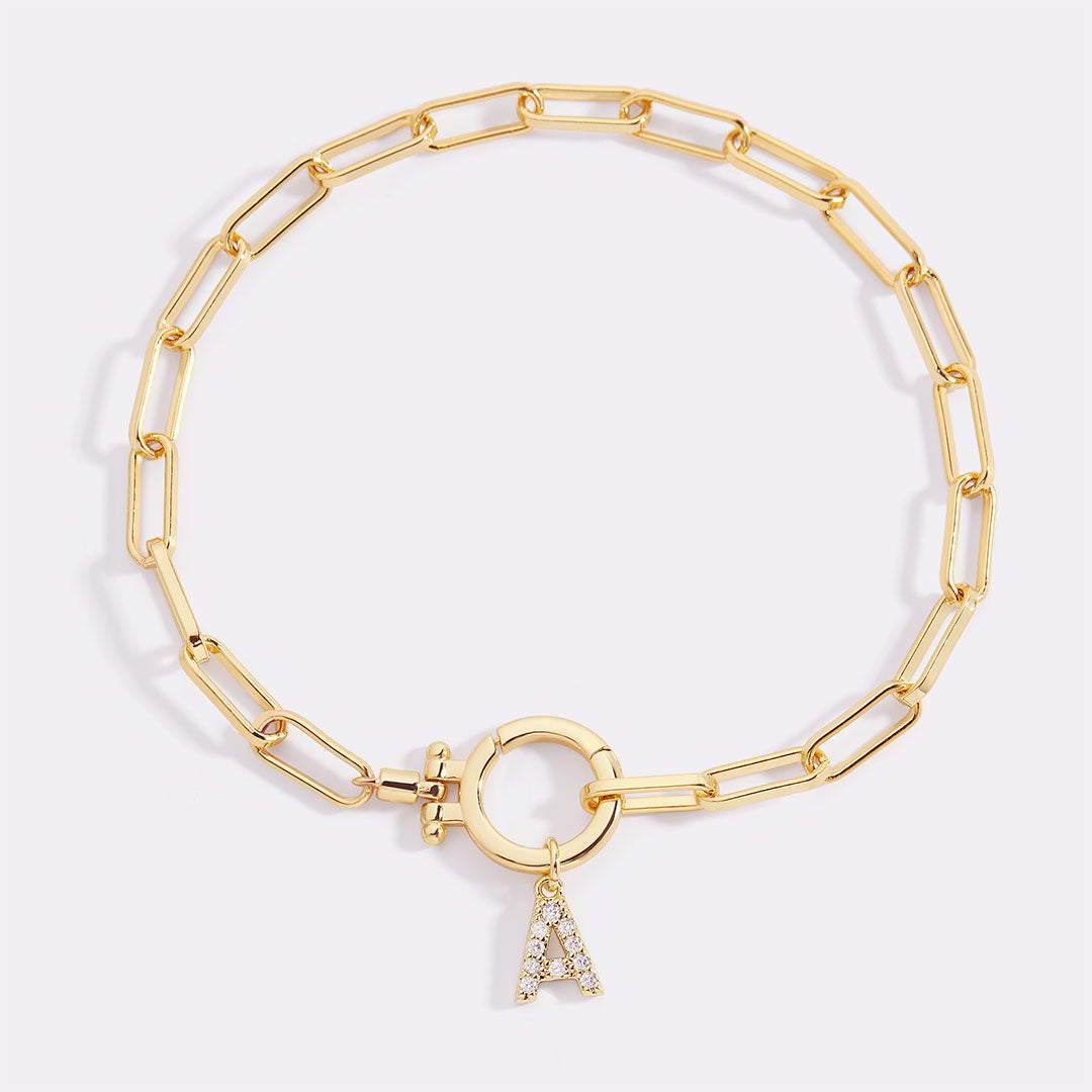 Mintfarbenes Büroklammer-Armband mit Pavé-Initialen-Anhänger
