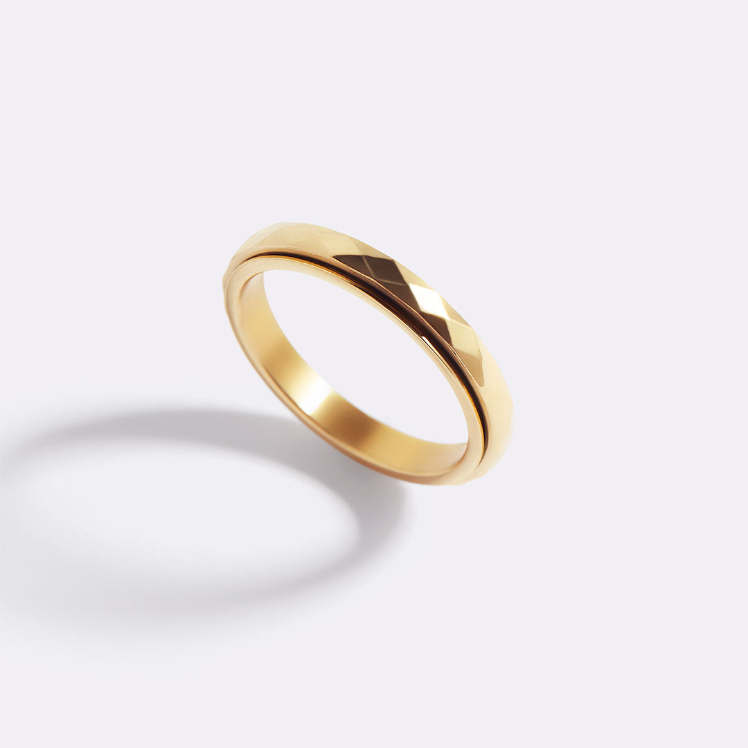 Zierlicher gehämmerter Ring mit Drehfunktion