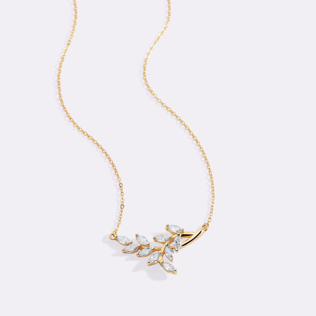 Collana pendente a foglia con pietra portafortuna