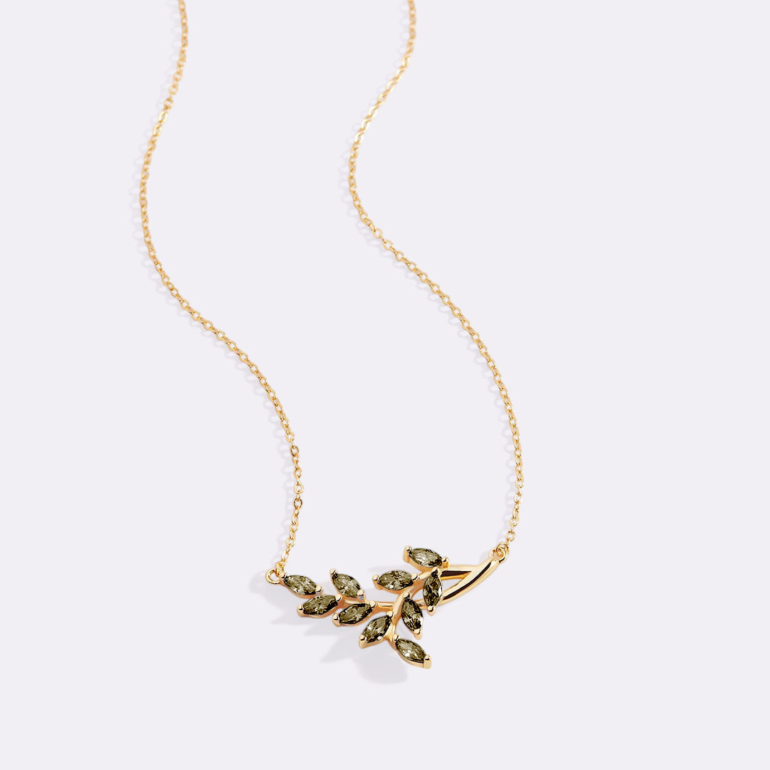 Collana pendente a foglia con pietra portafortuna