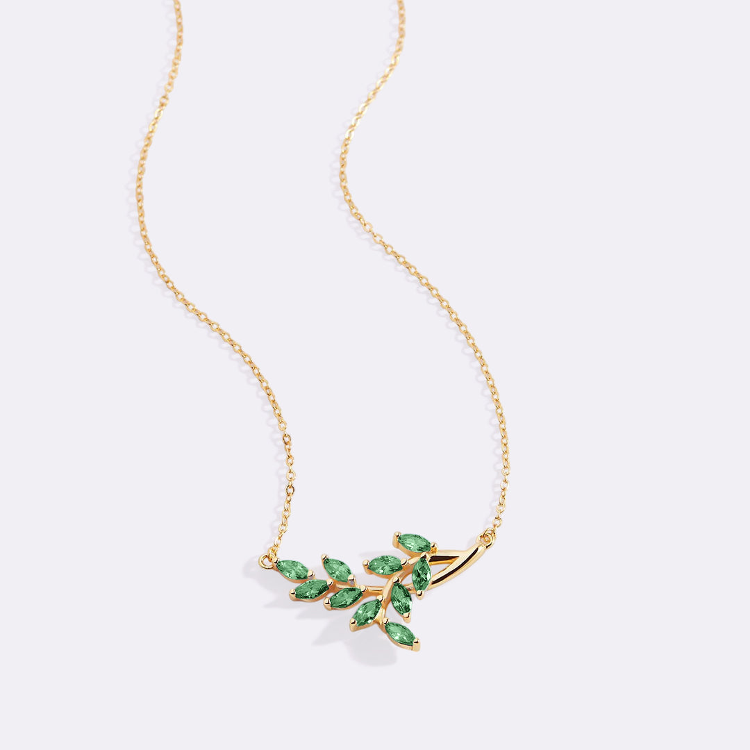Collana pendente a foglia con pietra portafortuna