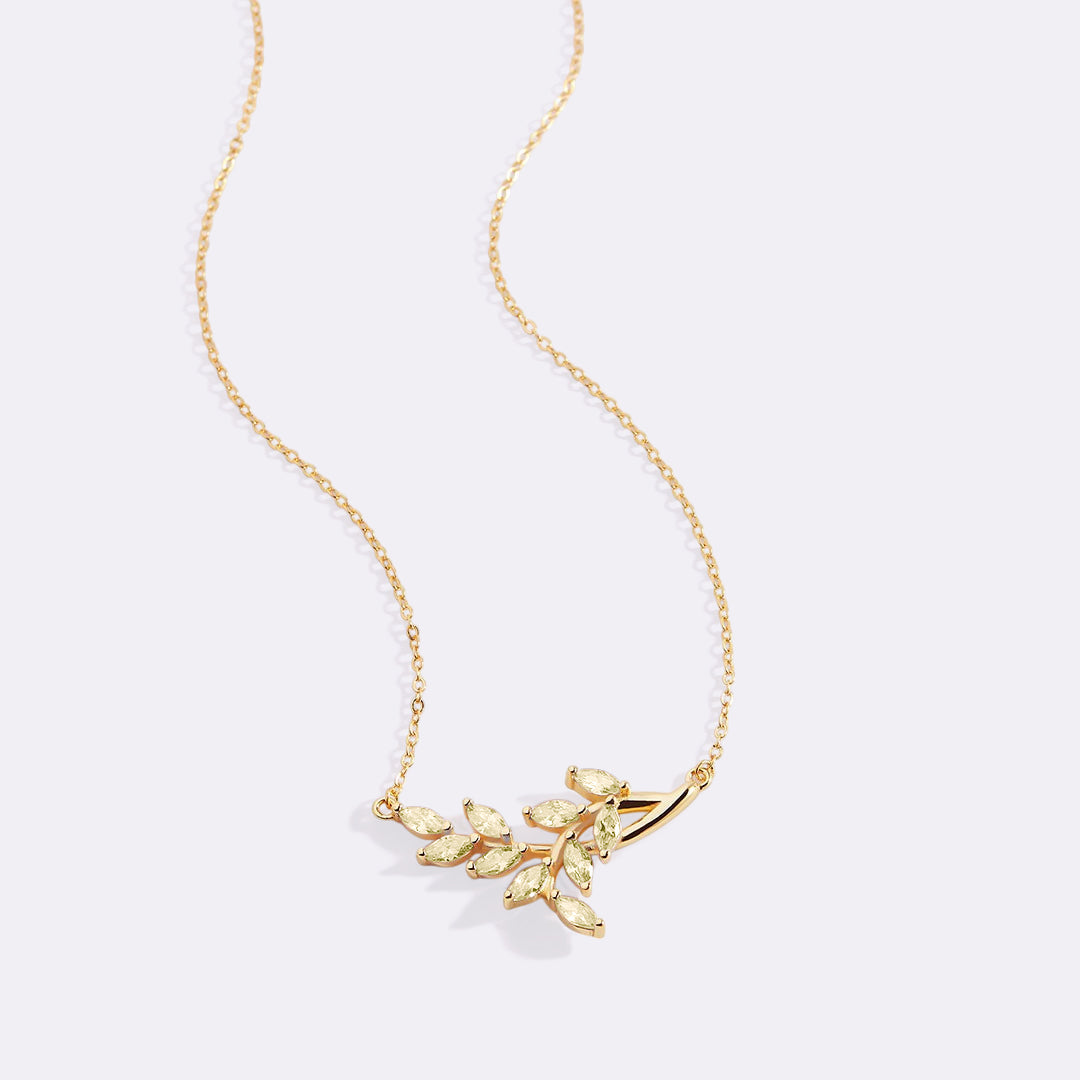 Collana pendente a foglia con pietra portafortuna
