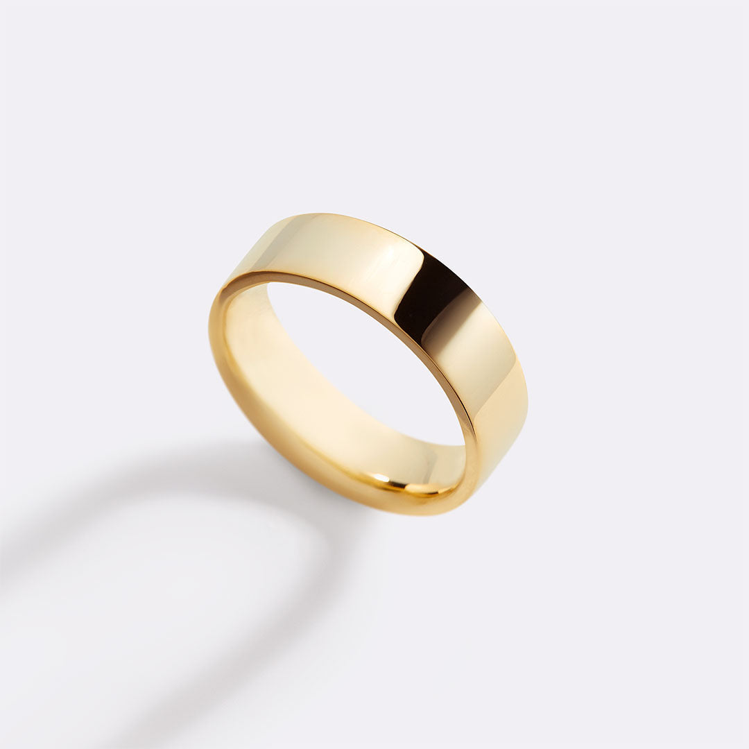 Anello impilabile vistoso in oro