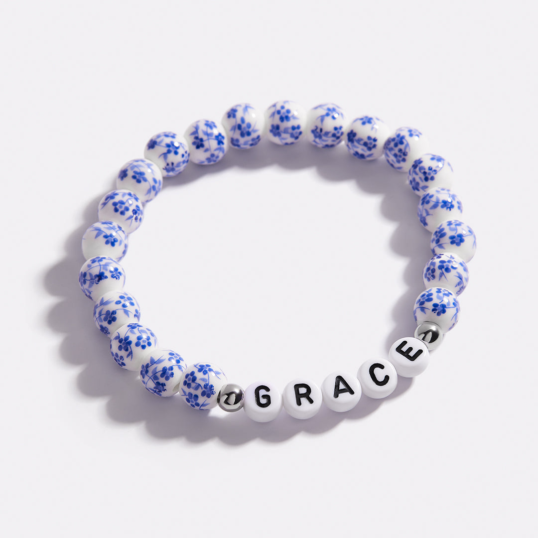 Bracciale con nome personalizzato in porcellana blu e perline floreali