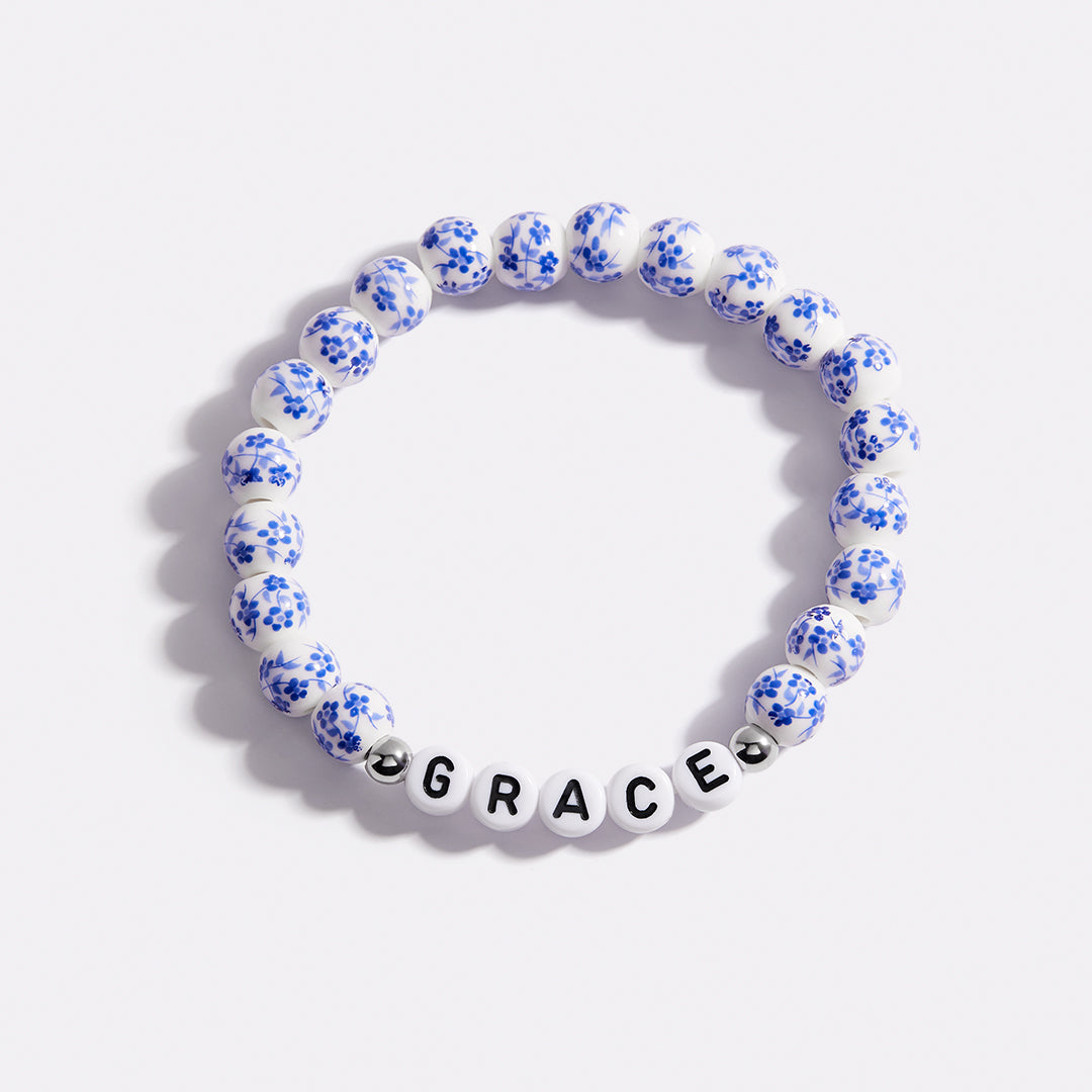 Bracciale con nome personalizzato in porcellana blu e perline floreali