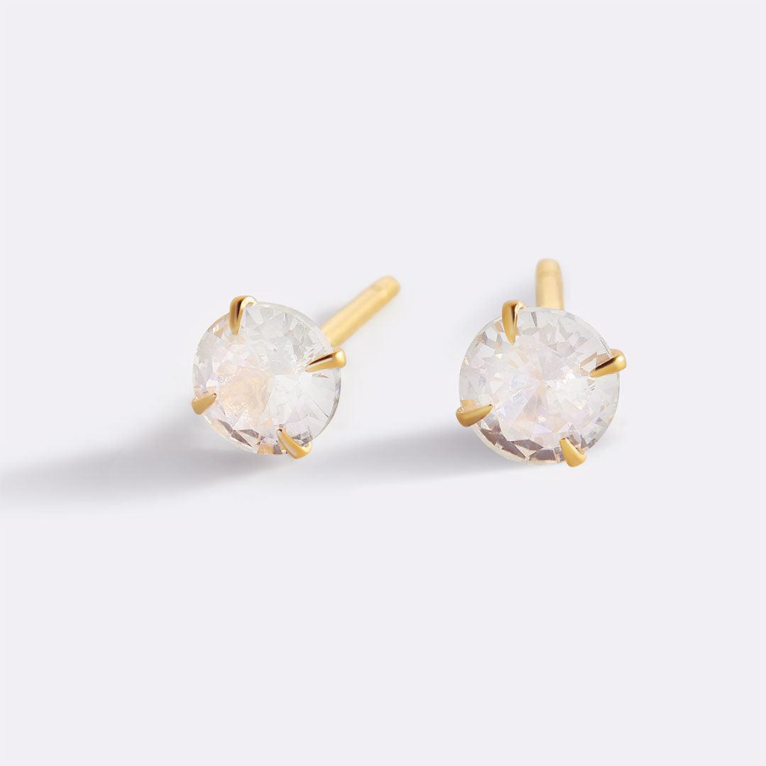 Orecchini a perno classici solitario da 4 mm