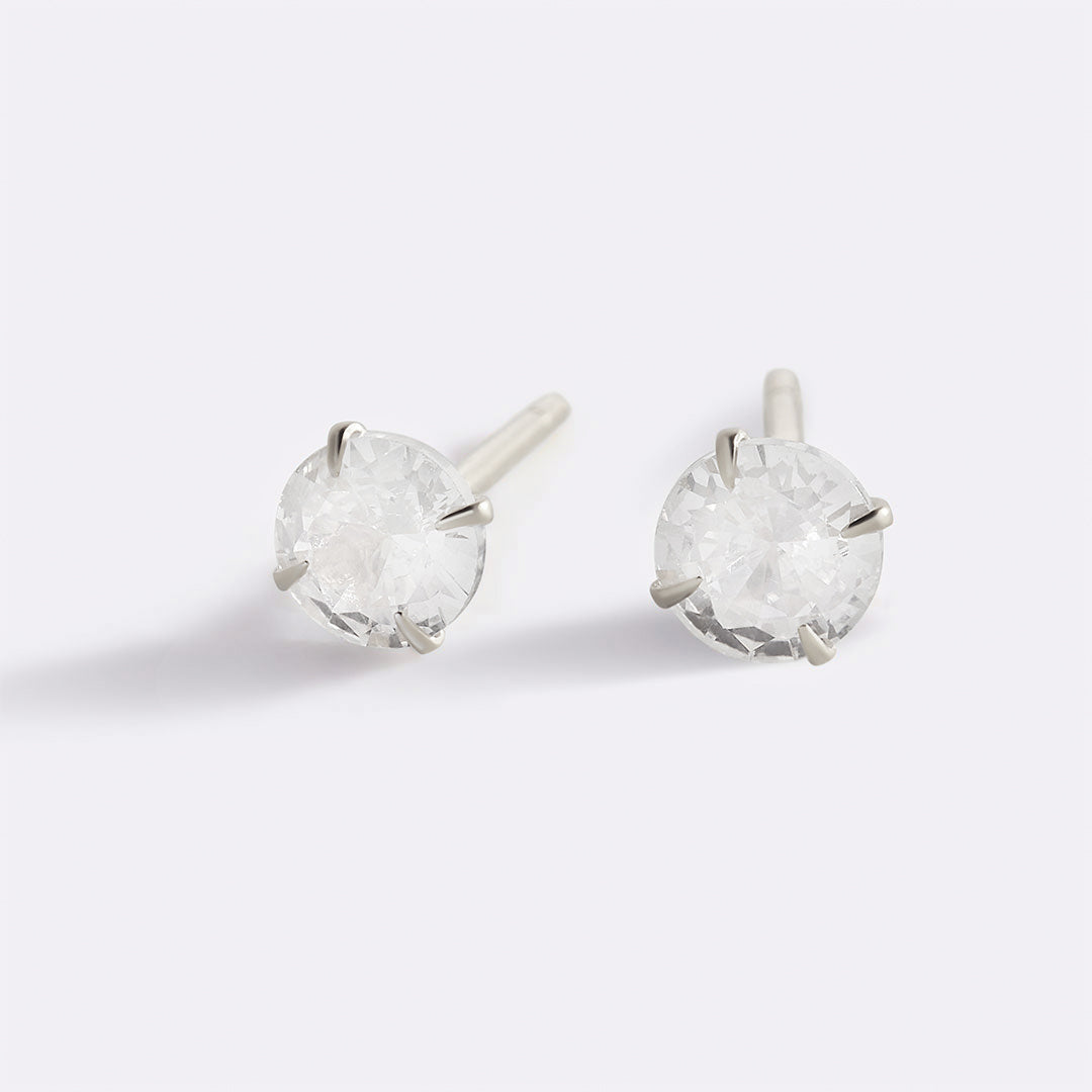 Orecchini a perno classici solitario da 4 mm