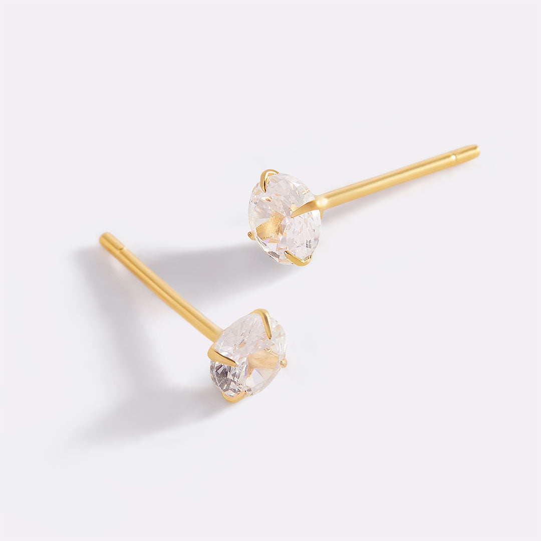 Orecchini a perno classici solitario da 4 mm