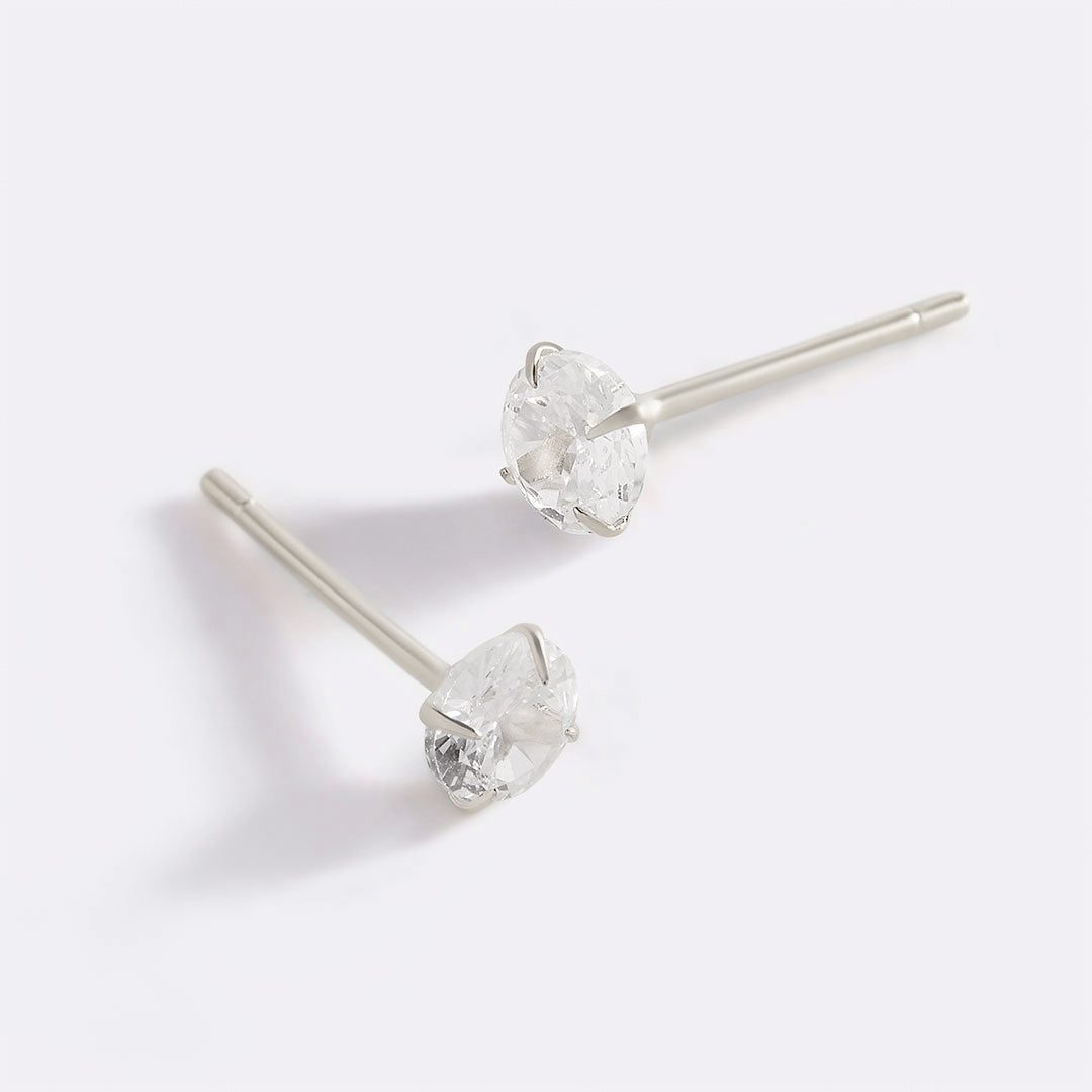 Orecchini a perno classici solitario da 4 mm