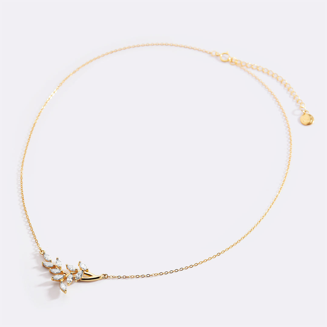 Collana pendente a foglia con pietra portafortuna