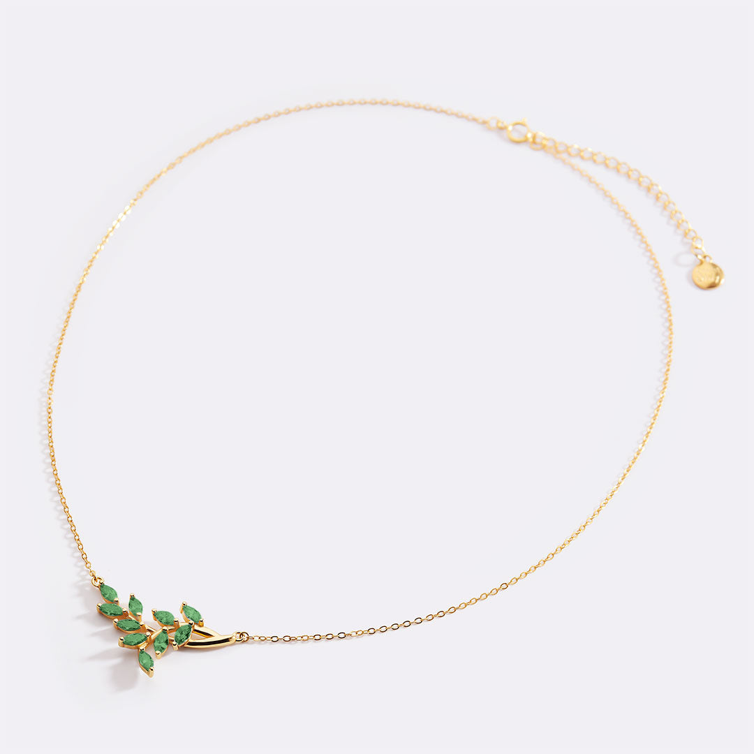 Collana pendente a foglia con pietra portafortuna
