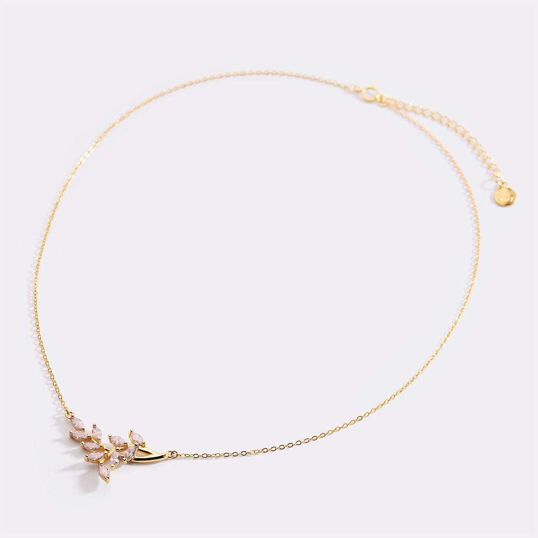 Collana pendente a foglia con pietra portafortuna