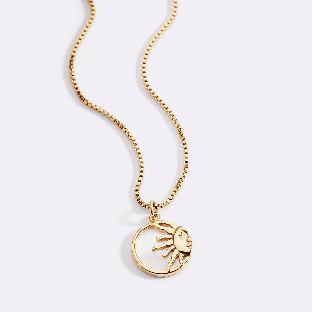 Collana girocollo con ciondolo a forma di sole smaltato