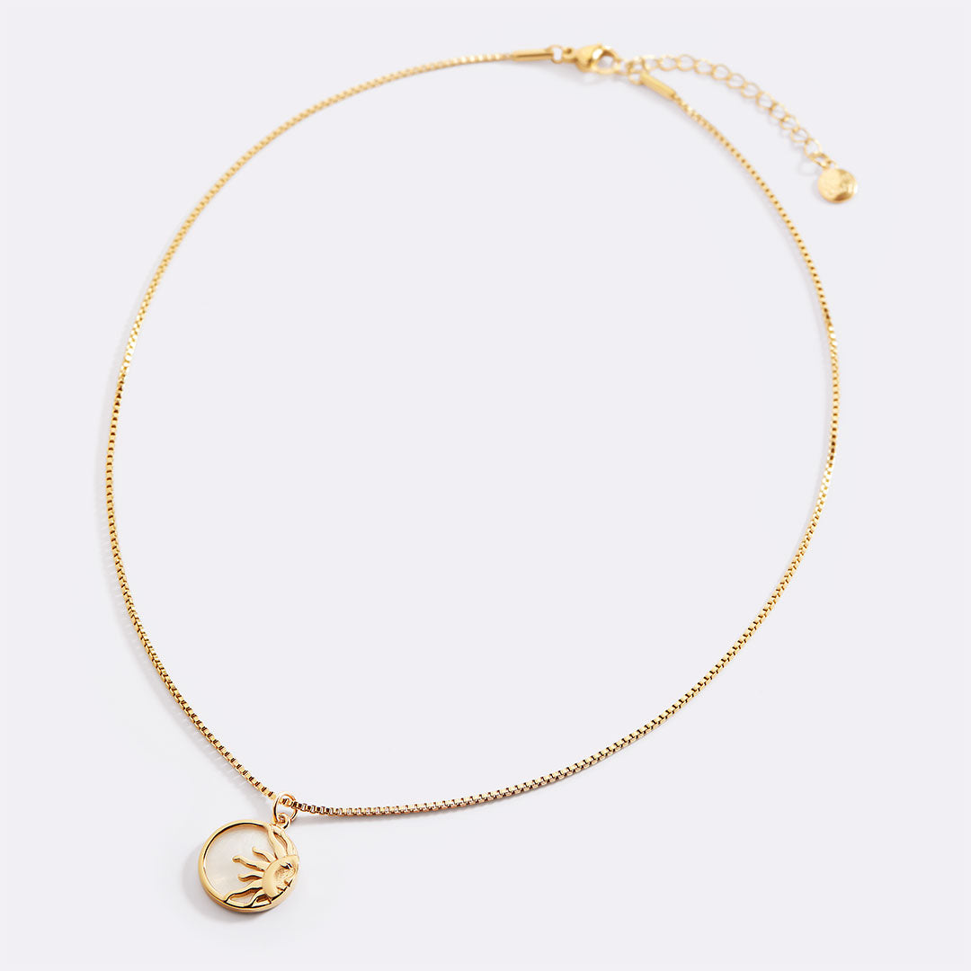 Collana girocollo con ciondolo a forma di sole smaltato