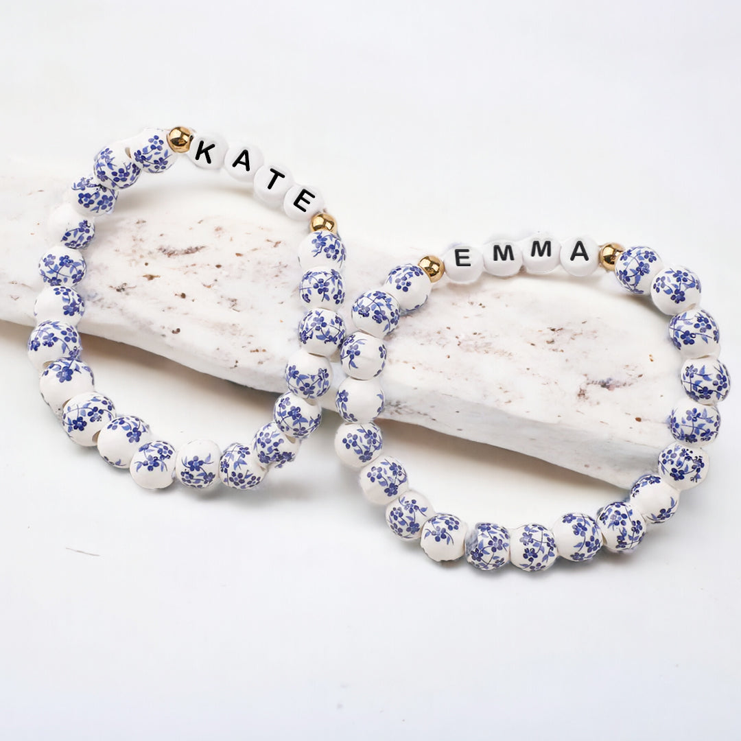 Bracciale con nome personalizzato in porcellana blu e perline floreali