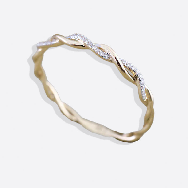 Zierlicher Stapelring mit Pavé-Twist