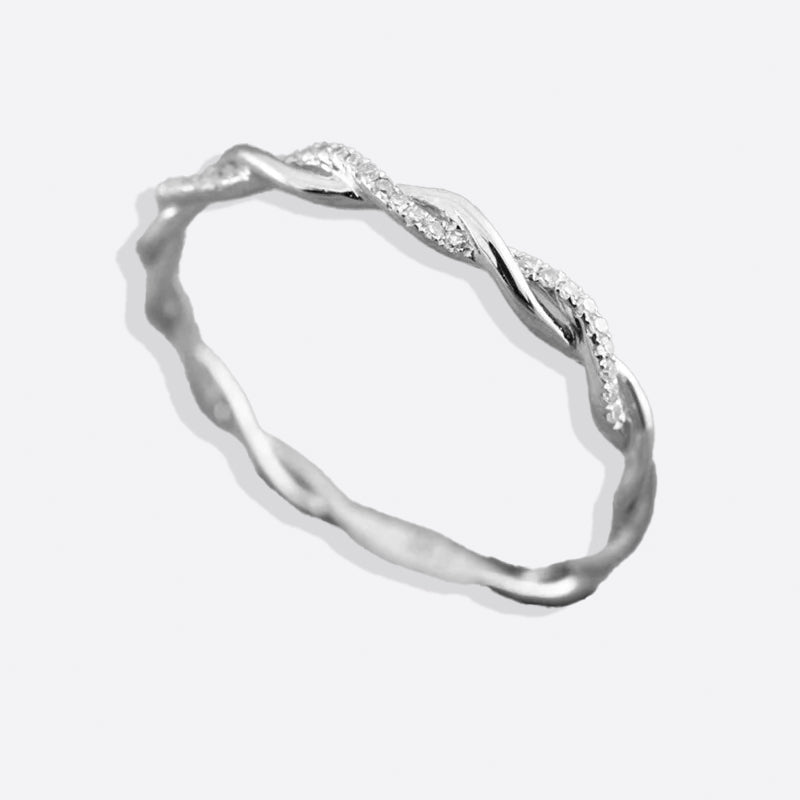 Zierlicher Stapelring mit Pavé-Twist